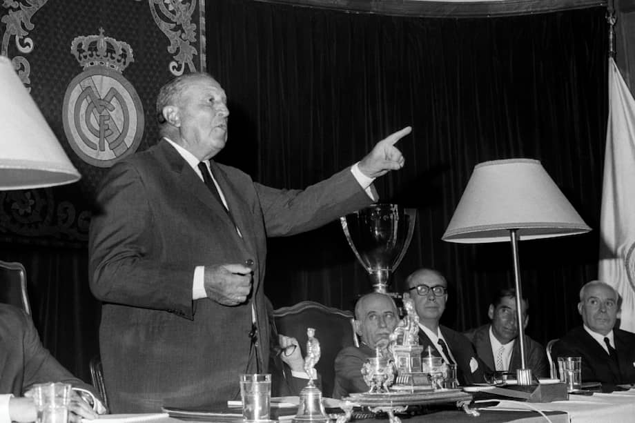 Bernabéu jugó para el cuadro merengue de 1914 a 1927 y fue presidente de 1943 hasta 1978.