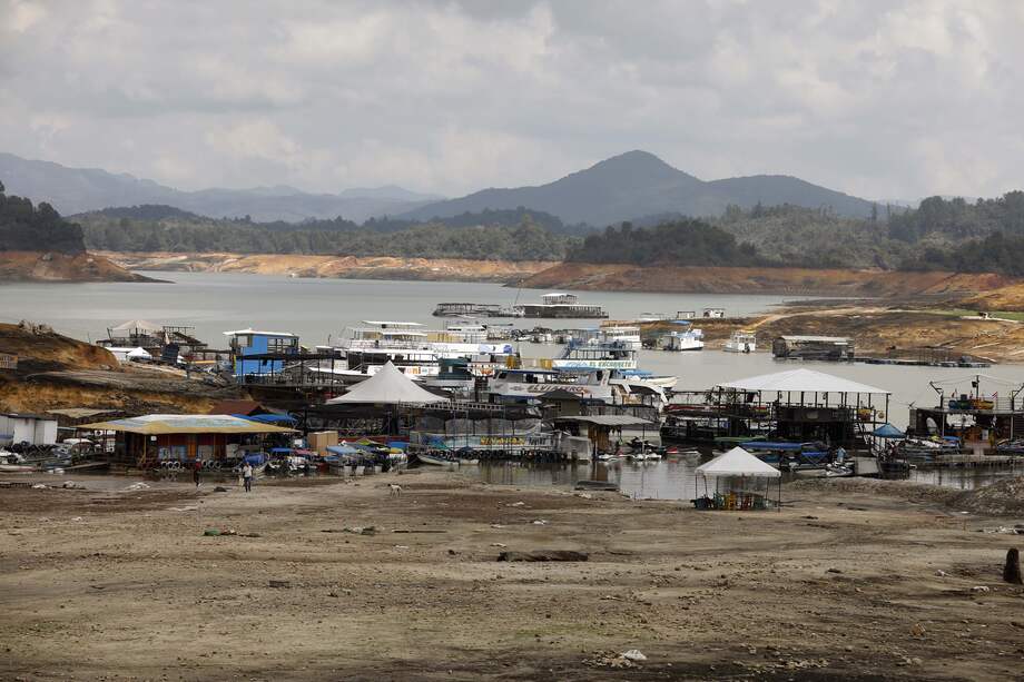 Fotografía del embalse Peñol-Guatapé que muestra su bajo nivel debido a la sequía. / EFE/ Luis Eduardo Noriega Arboleda