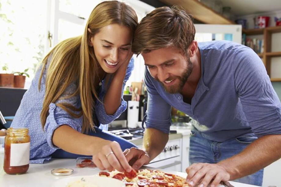 Cocinar en pareja, un plan ideal para celebrar el día del amor y la amistad