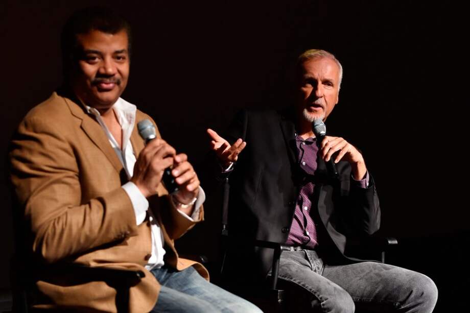 Neil deGrasse Tyson, astrofísico (de la serie "Cosmos") y el director James Cameron.