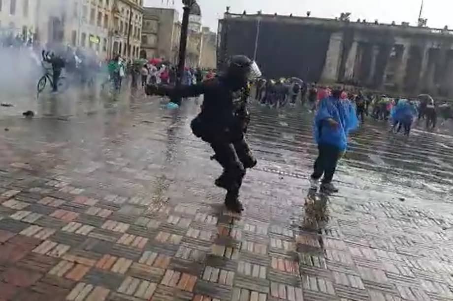 Manifestantes fueron dispersados con bombas aturdidoras y gases lacrimógenos.