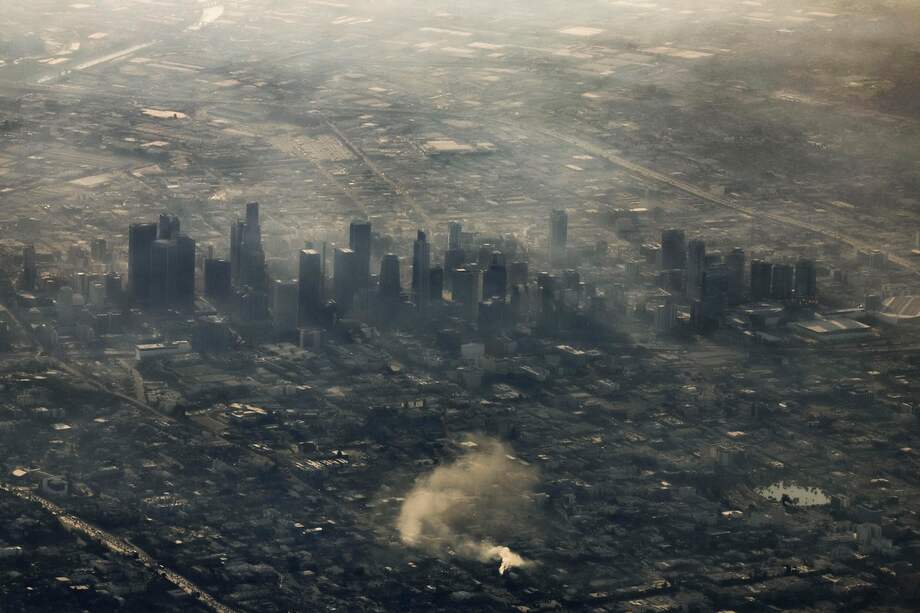 Vista aérea muestra los edificios del centro de Los Ángeles envueltos por el humo de varios incendios forestales en Los Ángeles, California, EE. UU., el 10 de enero de 2025.
