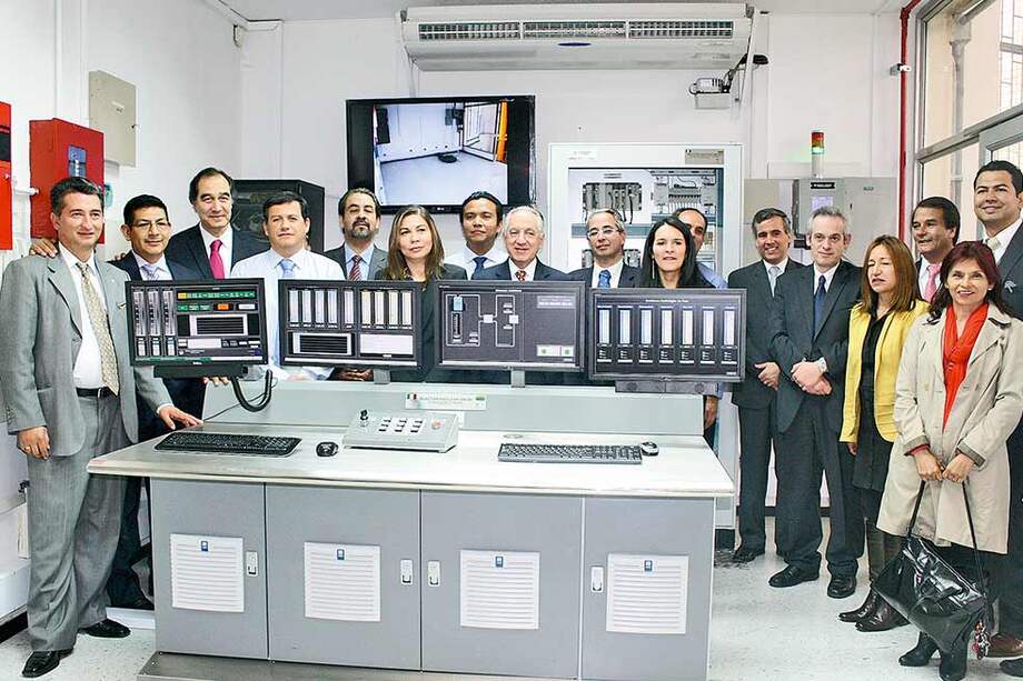 Funcionarios de Colombia y México frente a los computadores que controlan el reactor nuclear colombiano. / Servicio Geológico Colombiano