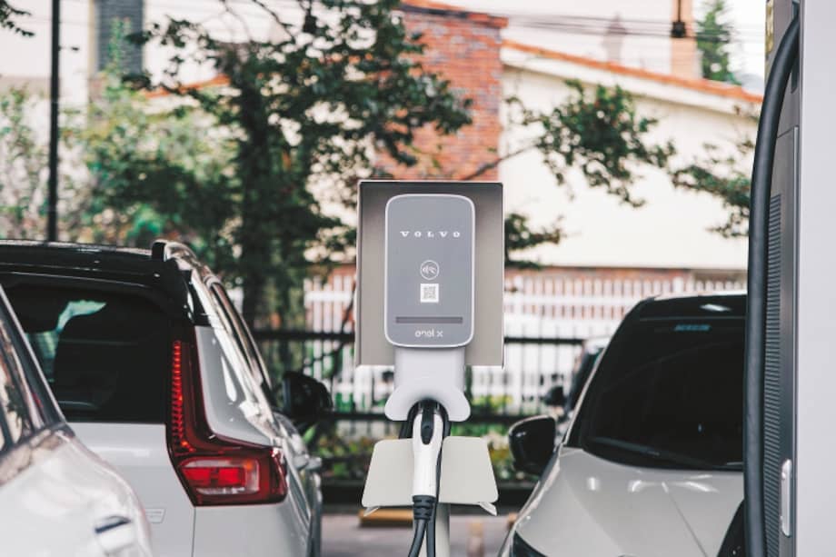 Los vehículos eléctricos comienzan a masificarse en diversos países del mundo, mientras que la lucha contra el cambio climático desestimula la demanda de combustibles fósiles.