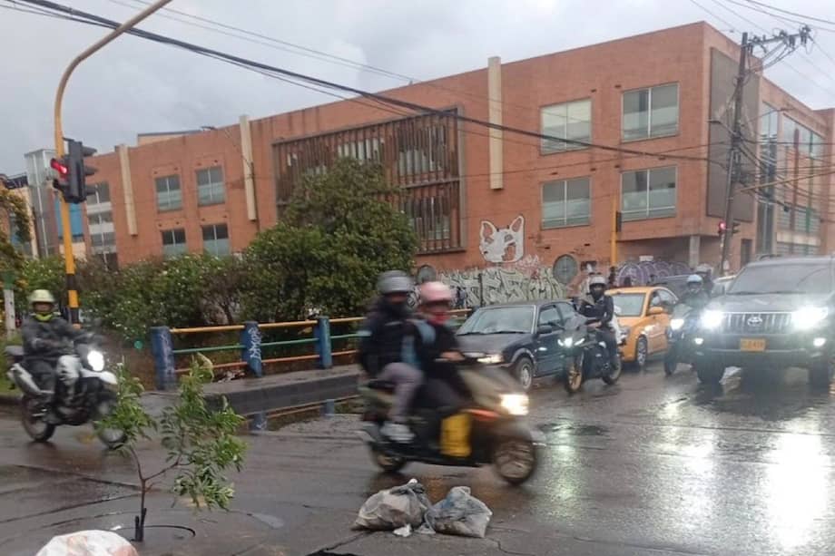 Se realizan cierres viales preventivos en la calle 3 con carreras 55 y 56 debido a un hundimiento en la capa asfáltica.
El Grupo Guía hace presencia en la intersección y gestiona el tráfico mientras se atiende la novedad,