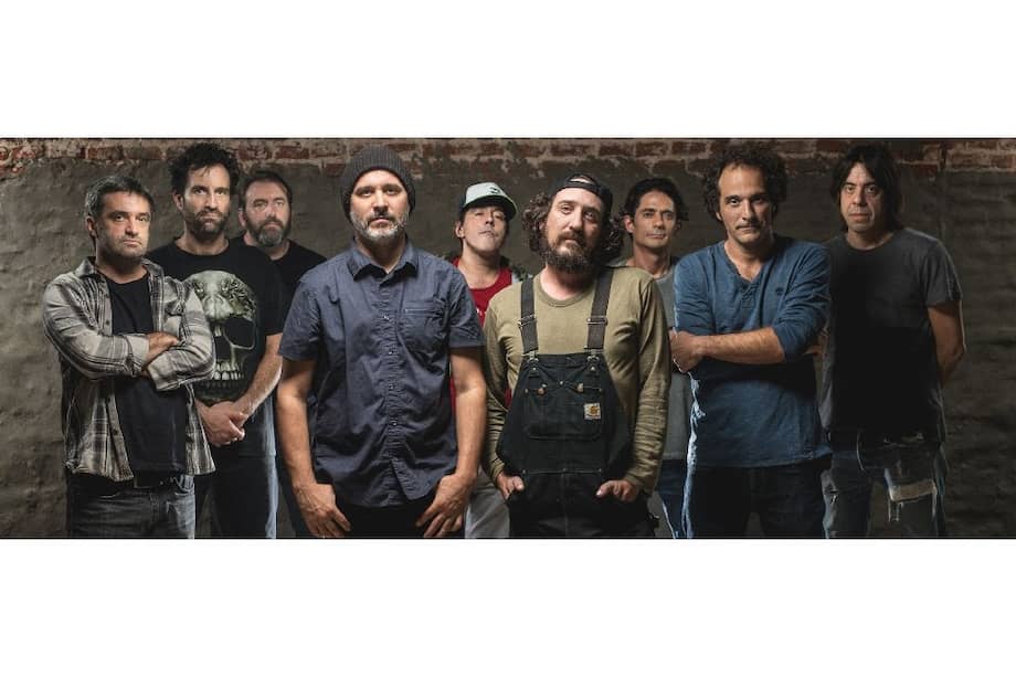 : La Vela Puerca surgió en 1995 en la ciudad de Montevideo, Uruguay y han destacado por un perfil enérgico y filosofía pro-activa.