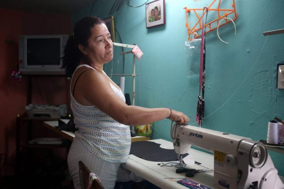 Rocío Quintero en su casa taller en Siloé./ EFE