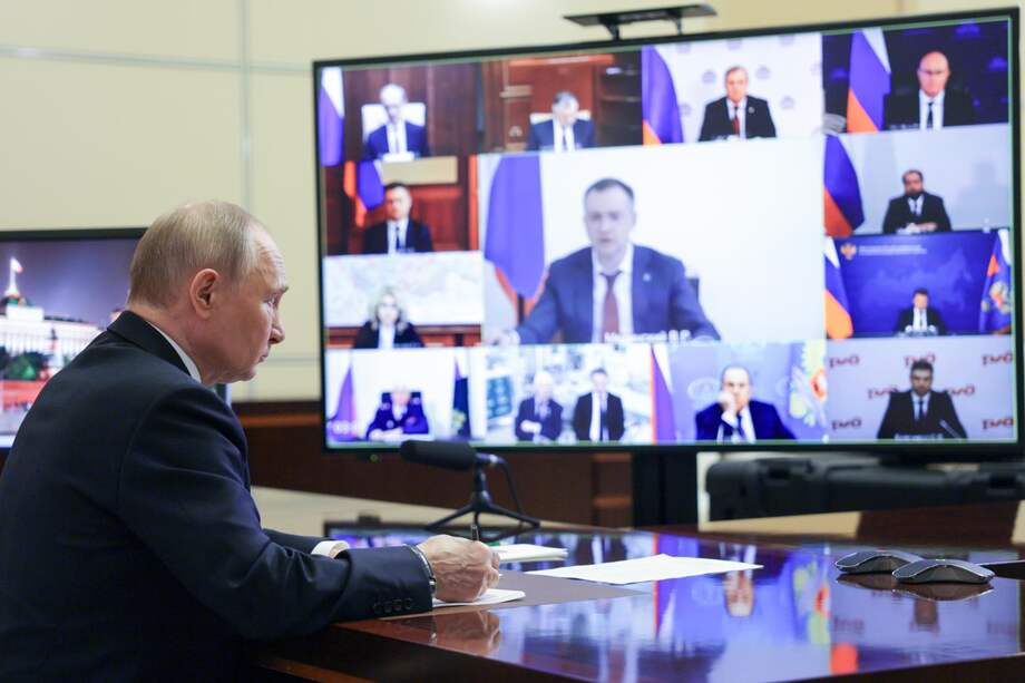 El presidente ruso, Vladimir Putin, preside una reunión con miembros del gobierno por videoconferencia en Novo-Ogaryovo.