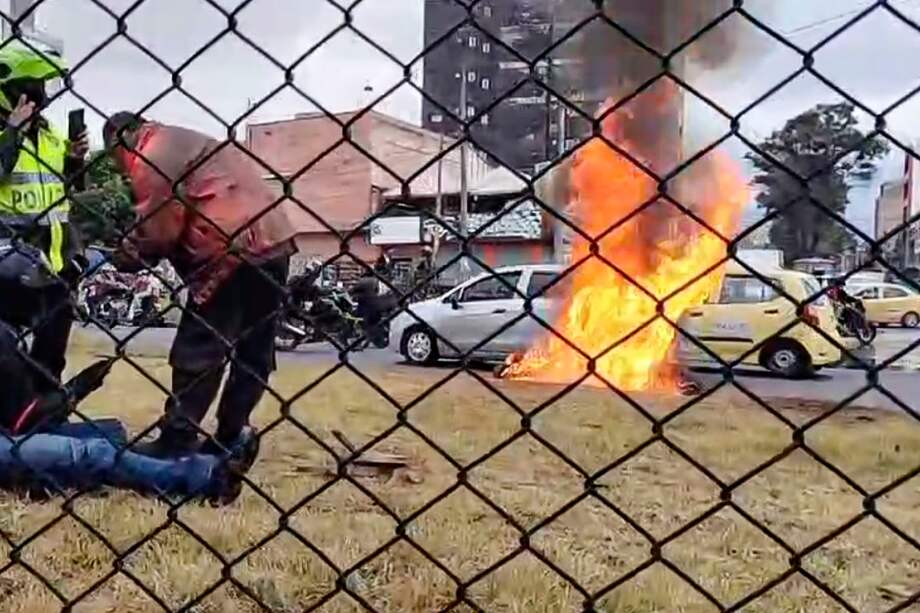 Los vecinos que presenciaron el presunto robo detuvieron al motero y le incineraron la moto.
