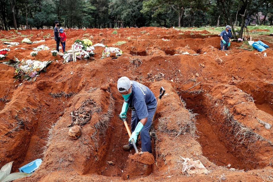 Sepultureros del cementerio de Vila Formosa, el más grande de América Latina, en Sao Paulo, abren espacio para fallecidos del coronavirus.