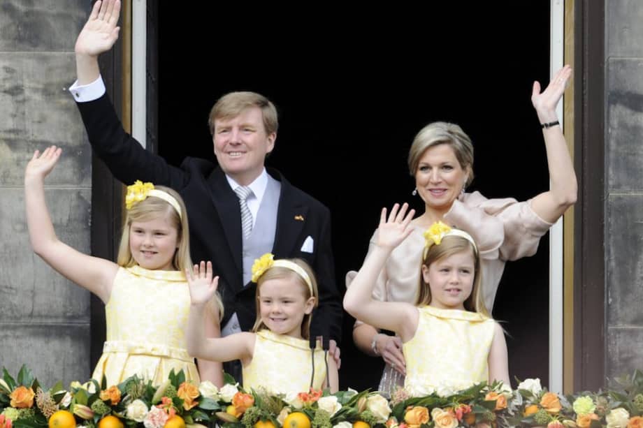 El nuevo rey Guillermo-Alejandro de Holanda (izq), su esposa, la reina consorte Máxima (dcha), y sus hijas las princesas (de izq a der) Catalina-Amalia, Ariane y Alexia