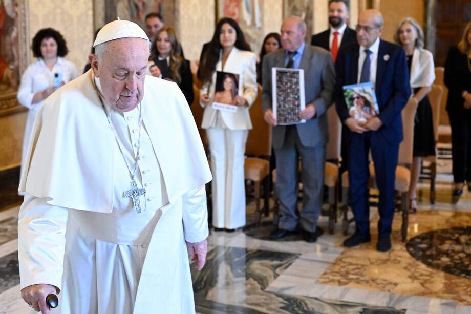 El papa Francisco lamentó que el Líbano esté pagando las tensiones en Oriente Medio y pidió que "siga siendo un proyecto de paz", al recibir este lunes a los familiares de las víctimas de la explosión en el puerto de Beirut hace cuatro años.