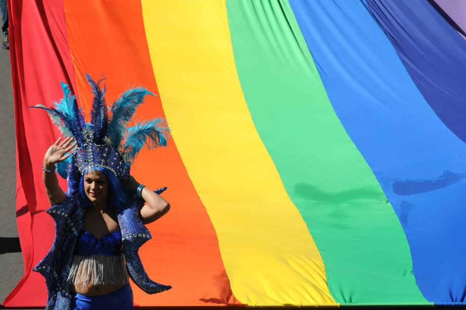 Por un beso, pareja homosexual es expulsada de centro comercial