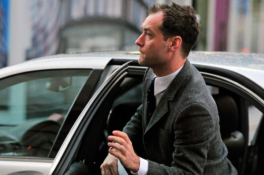 Jude Law llega a la corte de Londres.