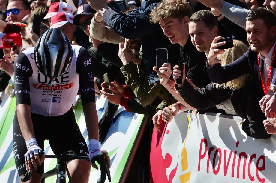 Tadej Pogacar abandonó la Lieja-Bastoña-Lieja, tras una caída en el kilómetro 85. El esloveno no puedo completar el triplete en las Ardenas.