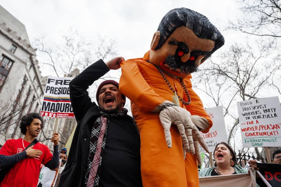 Un miembro de la diáspora venezolana lleva una marioneta que representa a Nicolás Maduro. Él se para frente a los partidarios del exlíder chavista durante protestas simultáneas frente a un tribunal federal de Nueva York.