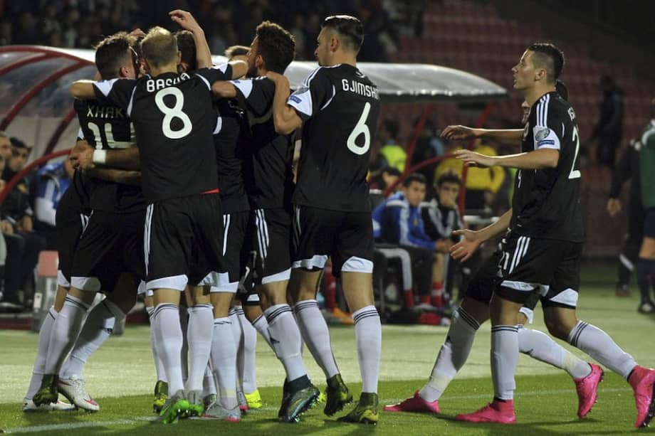 Los jugadores de la Selección de Albania celebran uno de los goles contra Armenia. Foto: AFP