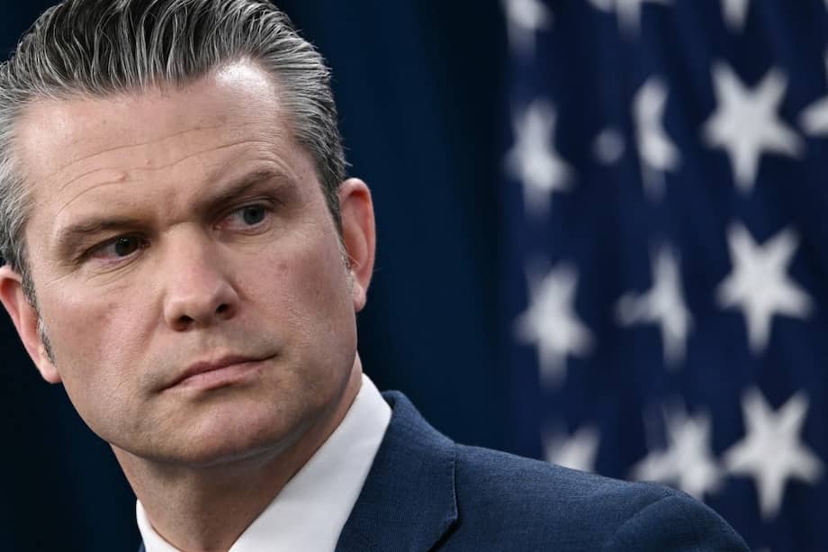 El secretario de Defensa de Estados Unidos, Pete Hegseth, habla durante una conferencia de prensa sobre los ataques contra Irán.