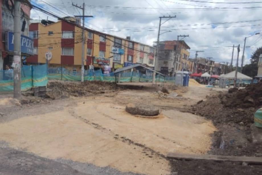 El abandono de obras que debían transformar el espacio público hoy tiene a comerciantes y residentes enfrentando un panorama de deterioro, suciedad y desorden en varias calles de Bogotá.
