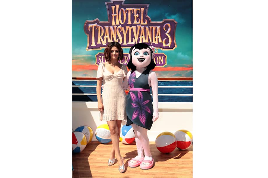 Selena Gómez posa junto a Mavis, el personaje a quien presta su voz en "Hotel Transylvania 3". / EFE