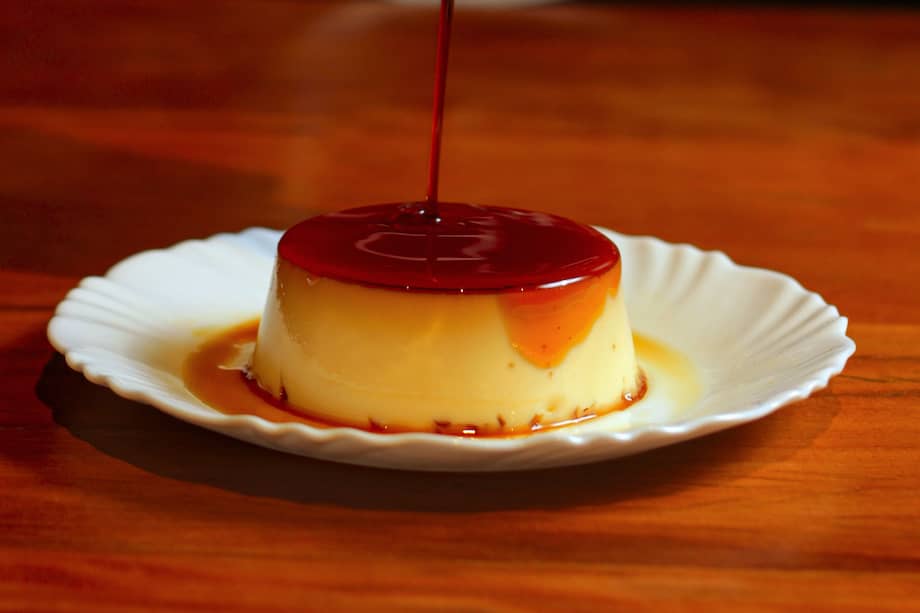 Este flan de arequipe puedes prepararlo sin problema en casa, se convertirá en una de tus opciones favoritas por su textura cremosa y caramelo dorado.