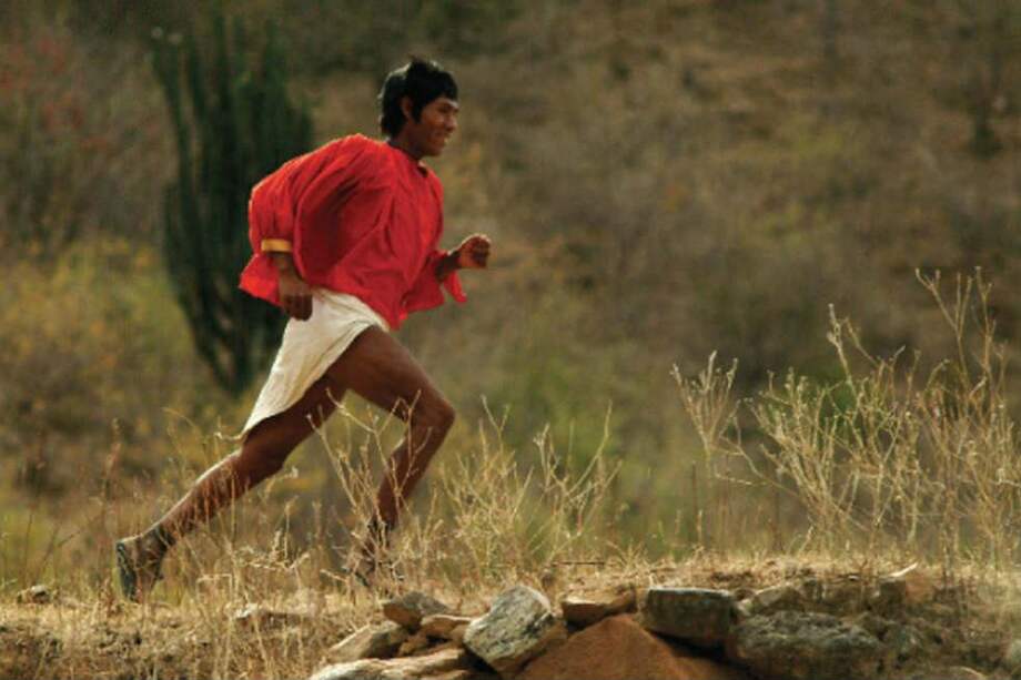 Avanzando como flechas y sonriendo, así corren los rarámuris. / Foto: http://www.cyclebanter.com