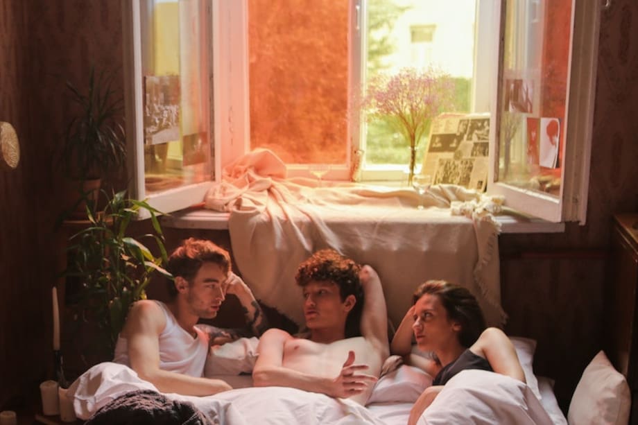 La simbiosexualidad es un concepto que describe la atracción hacia parejas ya establecidas, influida por la admiración y la percepción de estabilidad en una relación.