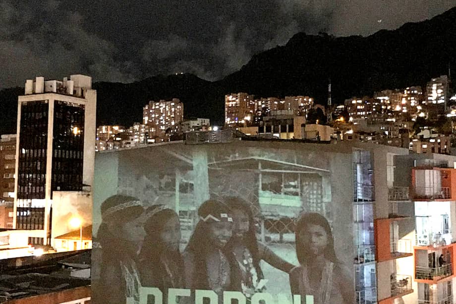 Proyeccción de imágenes de un colectivo de mujeres mexicano sobre la fachada de un edificio en Chapinero, en Bogotá, para protestar por la violencia de género.