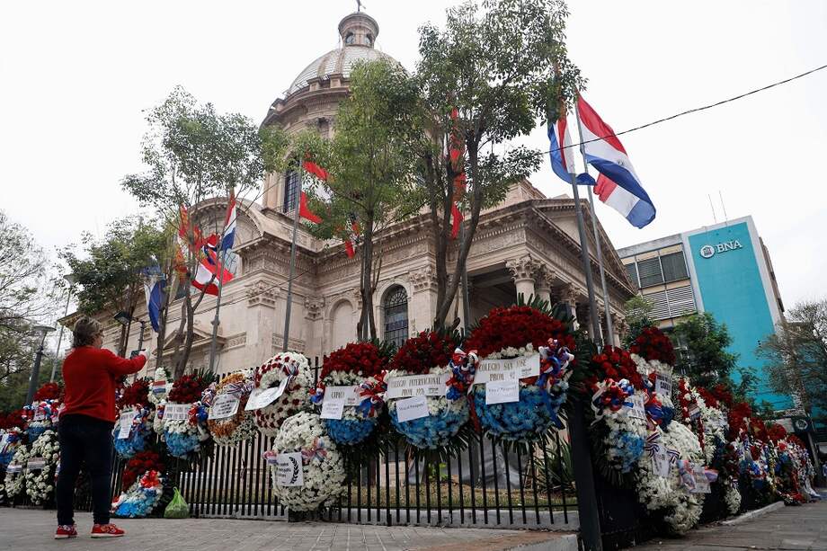Ciudadanos, organizaciones y gremios llenan de coronas de flores las rejas del Panteón de los Héroes de Asunción, contra el accionar de manifestantes que el sábado pasado pintaron la fachada del edificio a modo de protesta por la muerte de dos niñas en un operativo de la Fuerza de Tareas Conjuntas (FTC) contra el Ejército del Pueblo Paraguayo (EPP) en la ciudad de Yby Yaú. EFE/Nathalia Aguilar