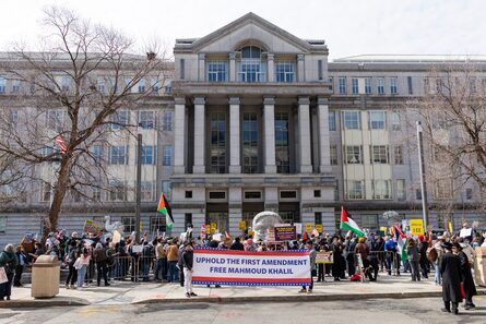 En medio de tensiones con Trump, renuncia la rectora de la Universidad de Columbia