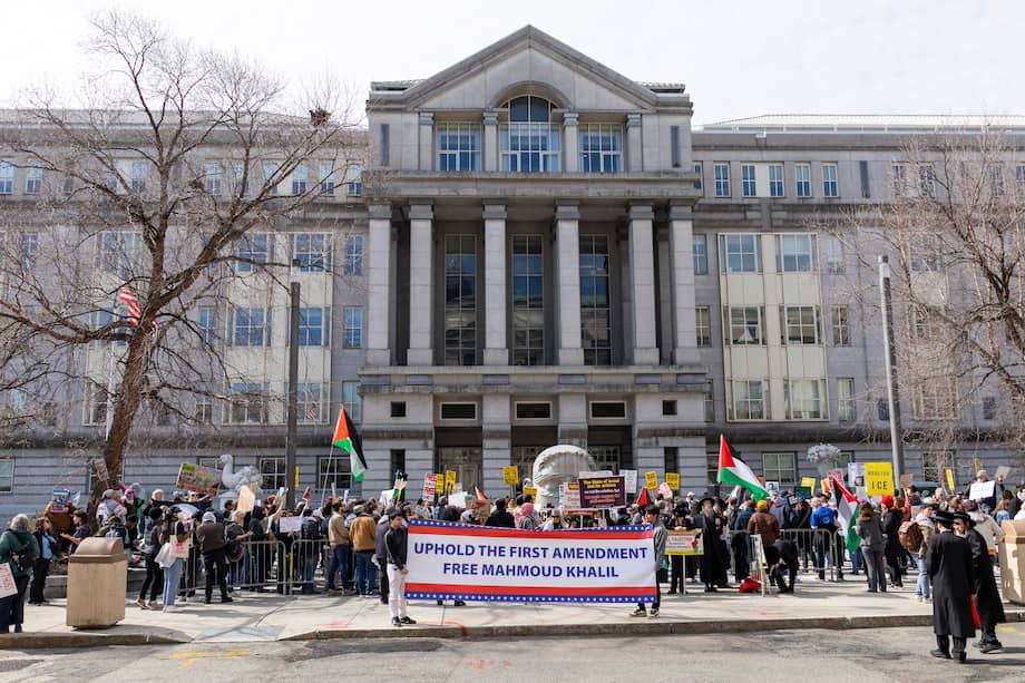 La gente se reúne para una manifestación en apoyo del estudiante de posgrado de la Universidad de Columbia, Mahmoud Khalil, durante una audiencia sobre su caso de deportación en un tribunal federal en Newark.