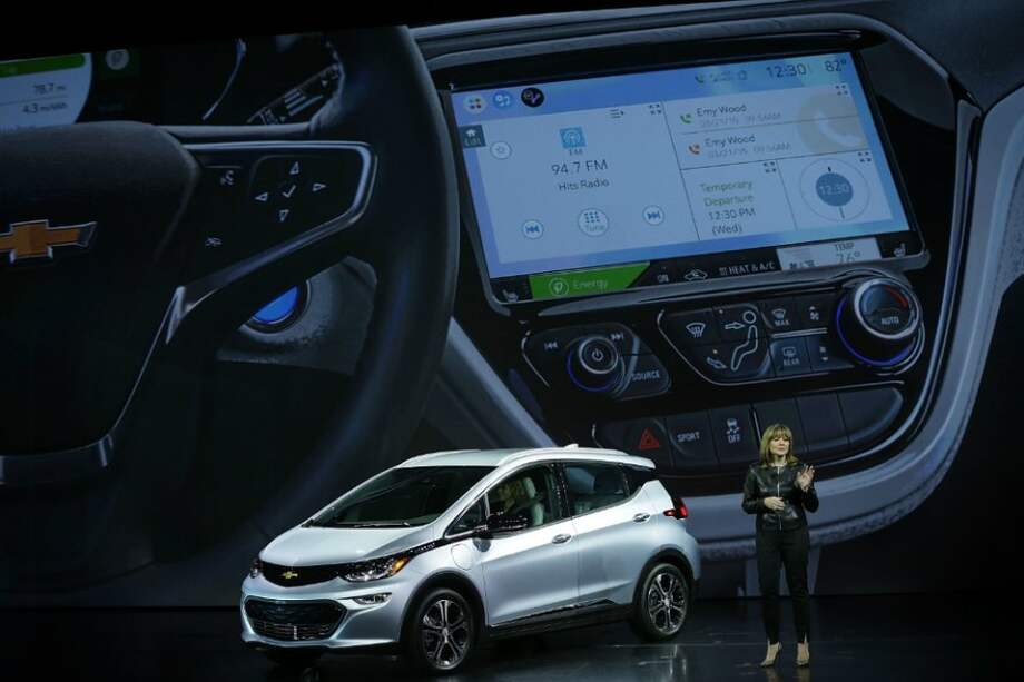 Mary Barra, CEO de General Motors, en la presentación del Chevrolet Bolt EV, un vehículo con una batería eléctrica útil para recorrer más de 300 kilómetros. / AFP