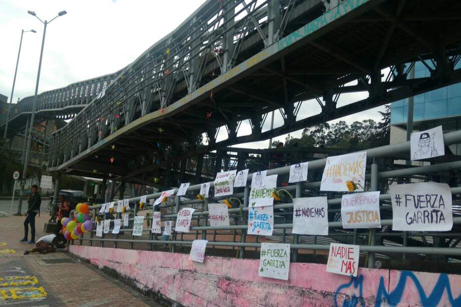 Días después del ataque, con murales, amigos de Daniela le rindieron homenaje. Marcharon desde la Shaio hasta la estación 21 ángeles, donde pintaron murales en su honor.