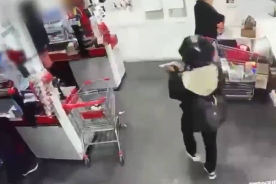 Cámaras de seguridad del establecimiento captaron a los dos delincuentes.