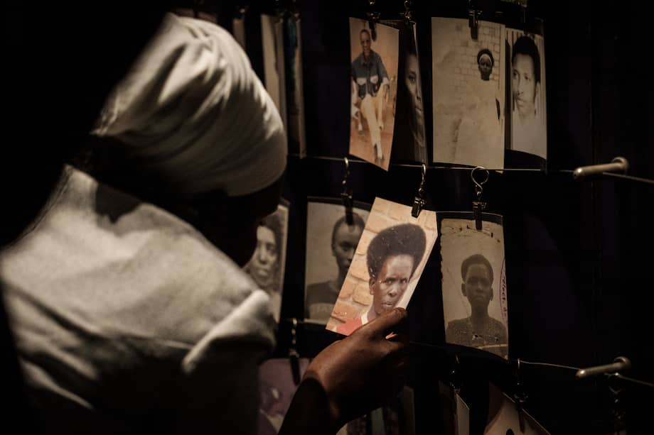 Muestra de fotografías de las víctimas de 1994 en el memorial del genocidio, vistas el 4 de abril de 2024. El Memorial del genocidio de Kigali es el lugar de enterramiento de más de 250.000 de cerca de un millón de personas que fueron asesinadas durante 100 días durante el genocidio de 1994 contra los tutsis.