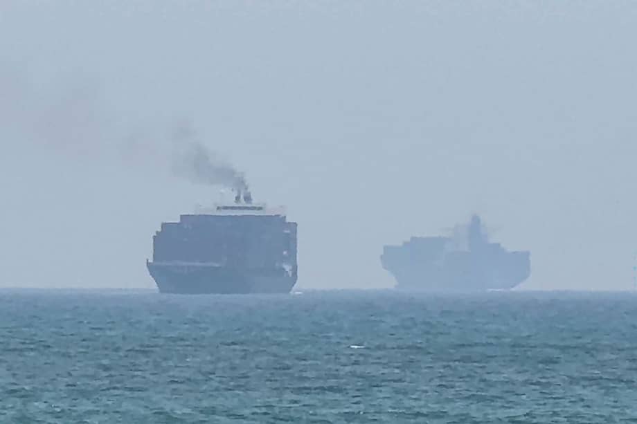 Buques de carga anclados cerca del estrecho de Ormuz, frente a la costa oriental de los Emiratos Árabes Unidos.
