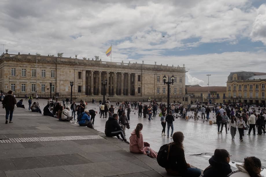 El país busca reducir costos de endeudamiento en medio de un déficit fiscal de 6,7 % del PIB.
