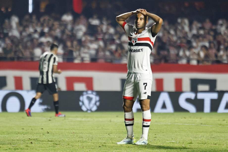 Lucas Moura de São Paulo reacciona al fallar un penalti este miércoles.