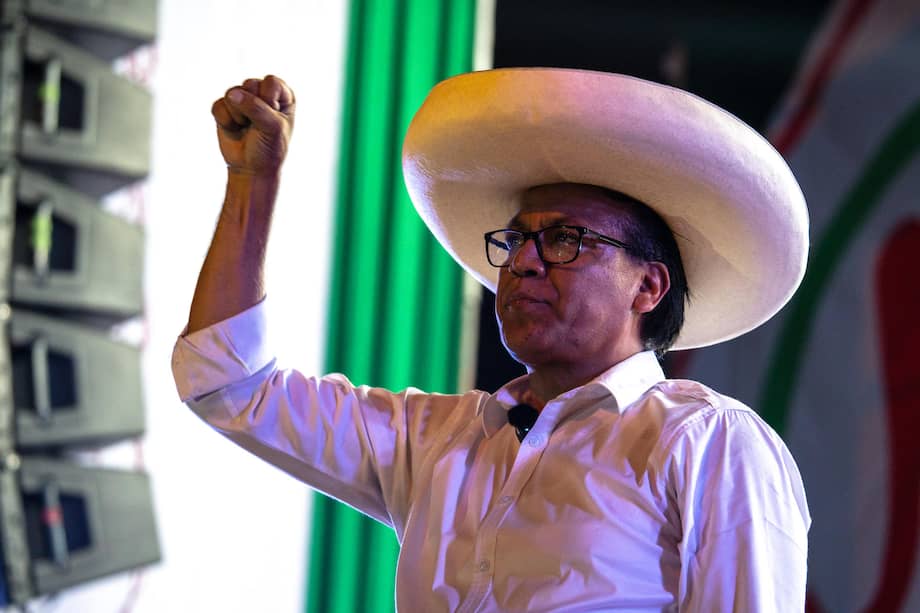 El candidato a la Presidencia de Perú, Roberto Sánchez, reacciona durante el cierre de campaña este jueves, en Lima (Perú).