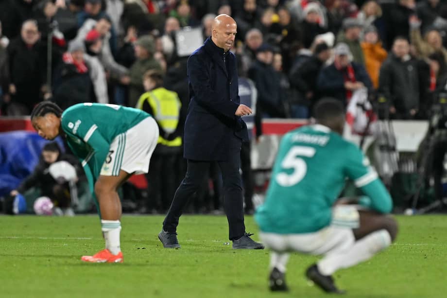 Los jugadores de Liverpool se lamentan tras su nueva derrota.