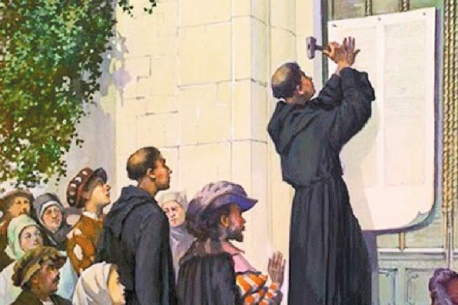 Imagen del momento en que Lutero clavó las 95 tesis en la puerta de la iglesia de Wittemberg.