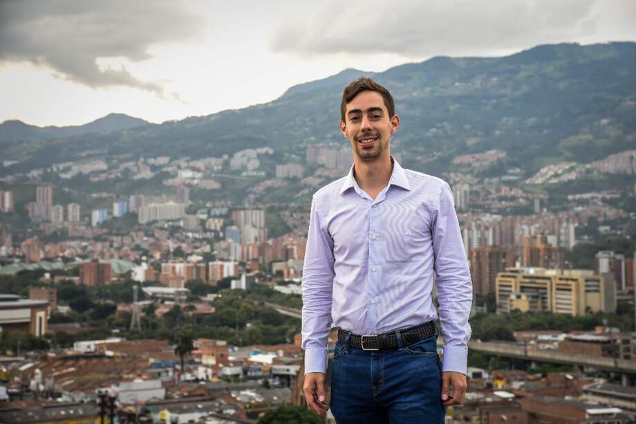 El filósofo de la Universidad Nacional y fundador del partido del Tomate, Juan Carlos Upegui, es el primer secretario de la No-Violencia de Medellín.