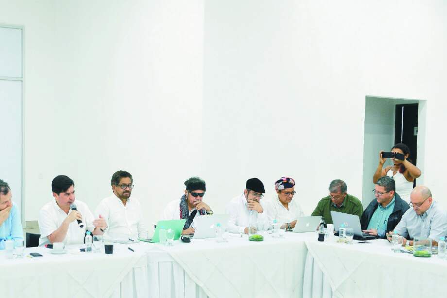 En la foto: Sergio Jaramillo, Juan Fernando Cristo, “Iván Márquez”, “Jesús Santrich”, “Timochenko” y “Victoria Sandino”; “Rodrigo Granda”; Pablo Catatumbo y “Carlos Antonio Lozada” . / / Prensa OACP