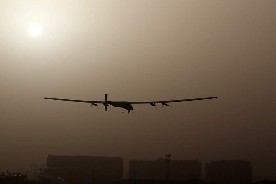 Foto de Carlos Emilio Torres Holguín, junto a silueta y cartel. / Foto de Carlos Emilio Torres Holguín, junto a silueta y cartel.