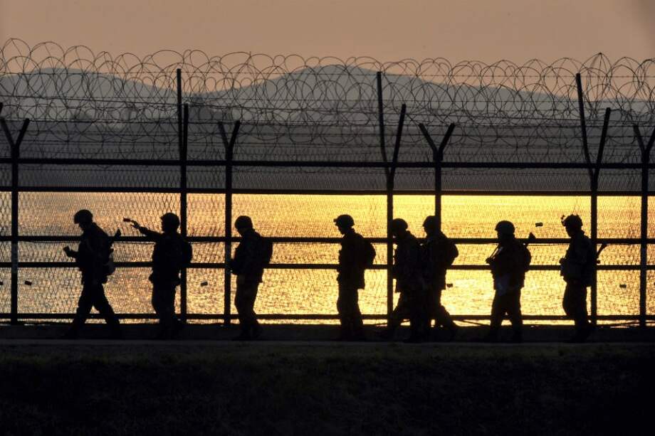 Surcoreanos comenzaron a salir de complejo industrial de Kaesong en Norcorea