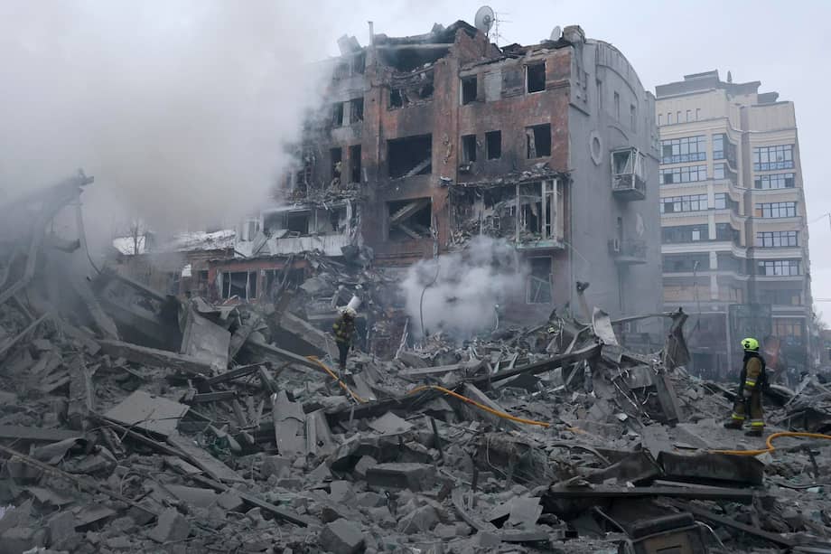 Rescatistas ucranianos trabajan en el lugar de un ataque ruso contra una zona residencial en Járkov, en el noreste de Ucrania, el 2 de enero de 2026.