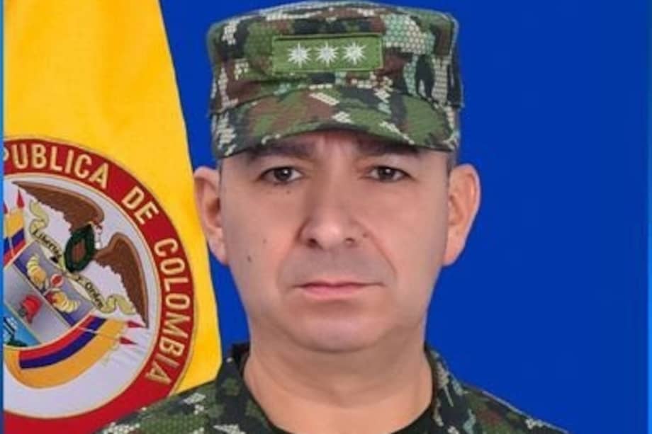 Sale del Ejército general que guardó su caballo en Escuela de Caballería