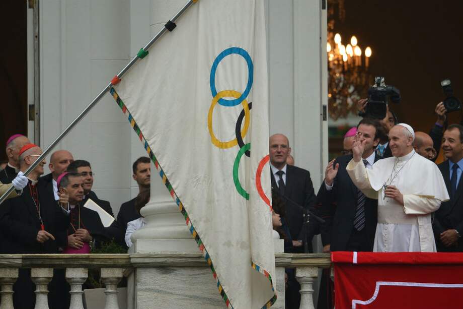 Papa bendice banderas olímpica y paralímpica de Río de Janeiro 2016