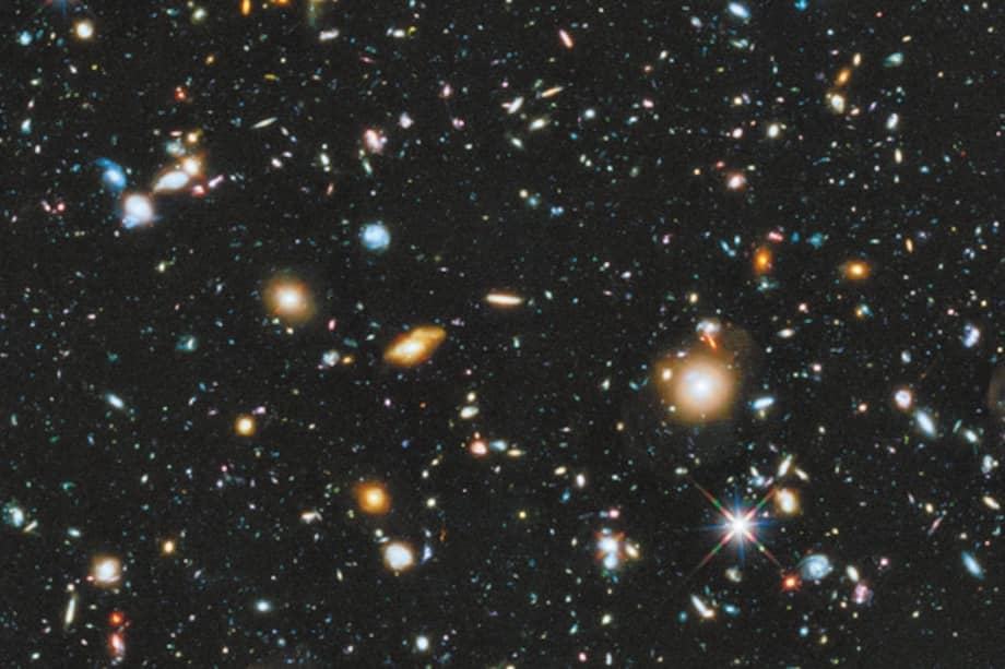 Distribucion de galaxias en apenas una minuscula parte del firmamento revelada por el telescopio espacia Hubble. / NASA / Hubble