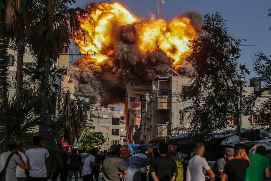 Momento en el que un misil israelí cae sobre un edificio en el campo de refugiados de Al Bureije en el sur de Gaza, el 3 de junio. EFE/Mohammed Saber